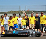 El equipo de diseño del coche de bajo consumo en el circuito de carreras