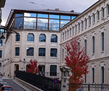 Vista exterior de la biblioteca en otoño