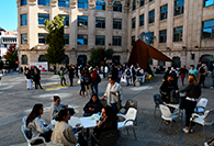 Ambient universitari en la plaça Ferrándiz i Carbonell